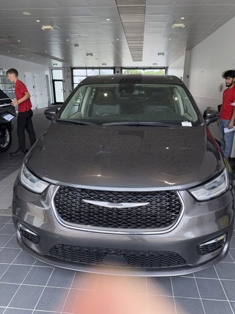 2023 Chrysler Pacifica Touring L's photo