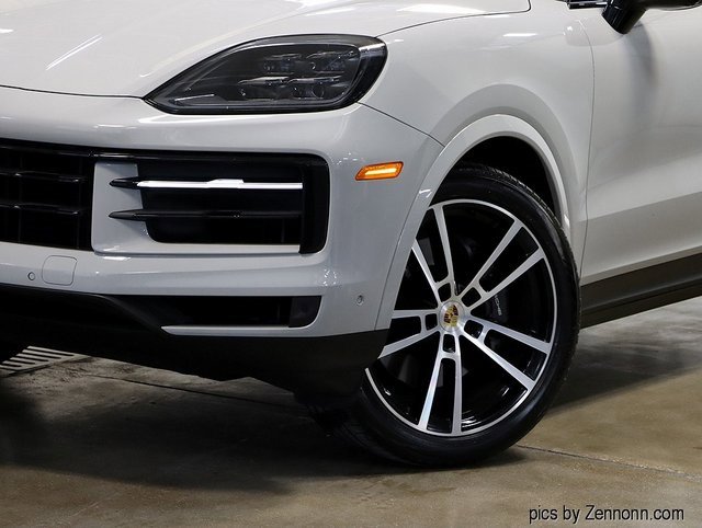 2024 Porsche Cayenne photo 2