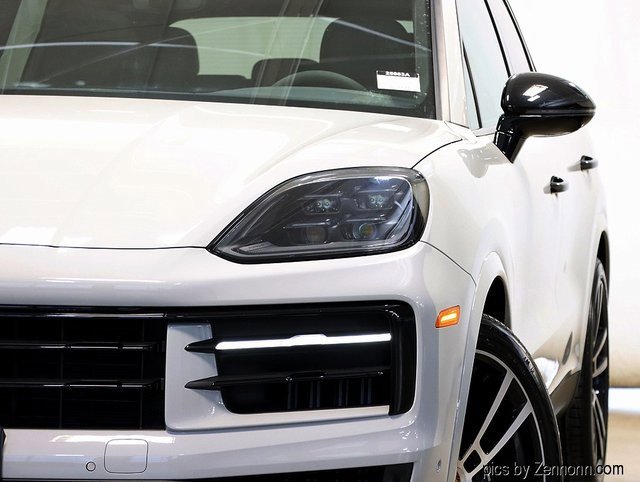 2024 Porsche Cayenne photo 3