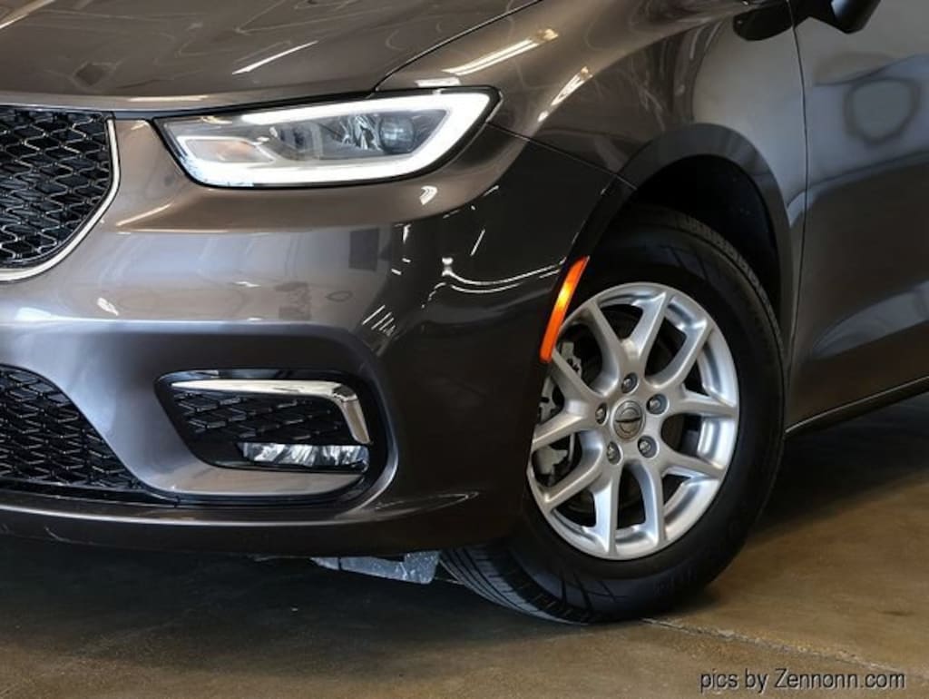 Used 2023 Chrysler Pacifica Touring L