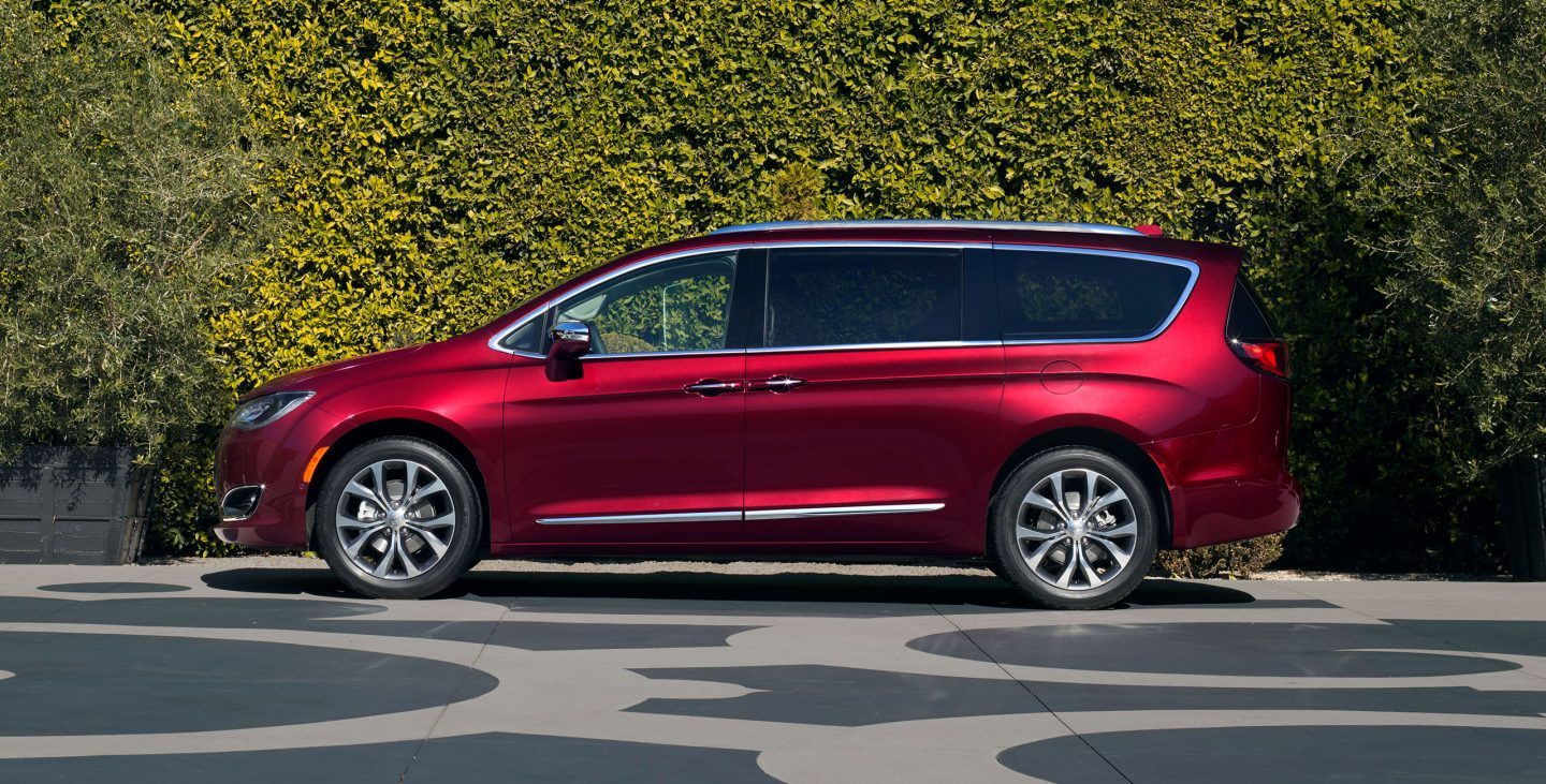 2018-chrysler-pacifica-gallery-exterior-7.jpg.image.1440.jpg