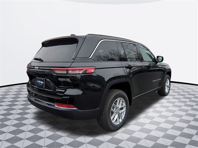 2025 Jeep Grand Cherokee Laredo Sport photo 3