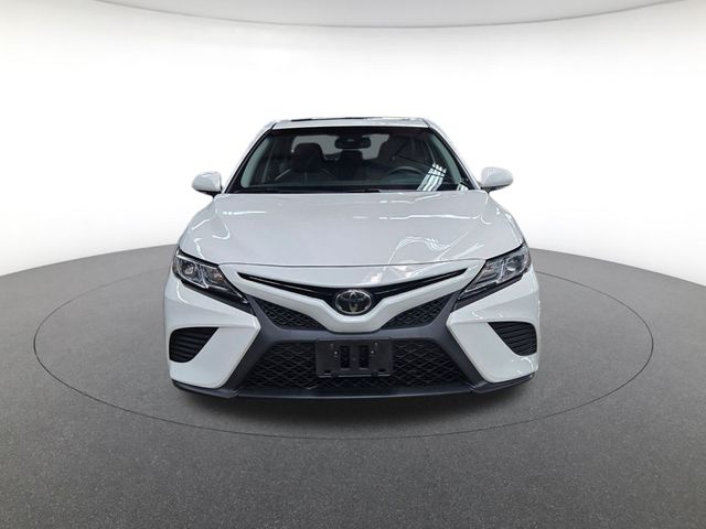 2018 Toyota Camry SE photo 2