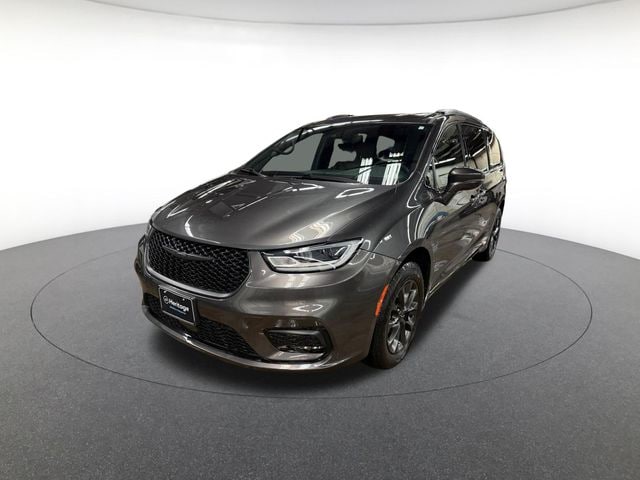 2022 Chrysler Pacifica Touring L's photo