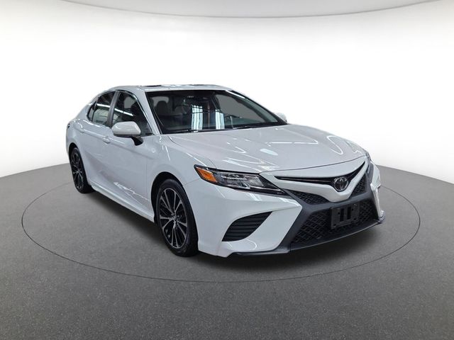 2018 Toyota Camry SE photo 3