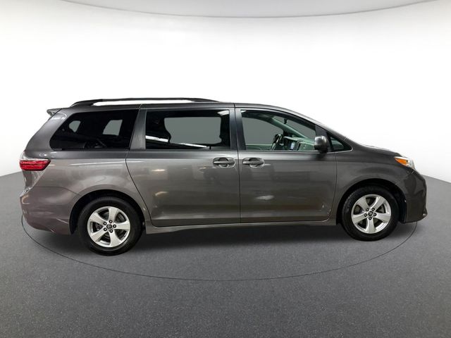 2018 Toyota Sienna LE photo 4