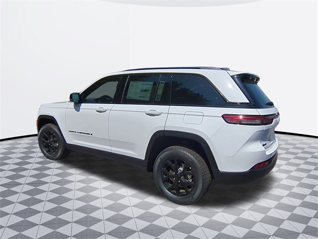 2025 Jeep Grand Cherokee Laredo photo 3