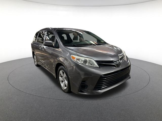 2018 Toyota Sienna LE photo 3