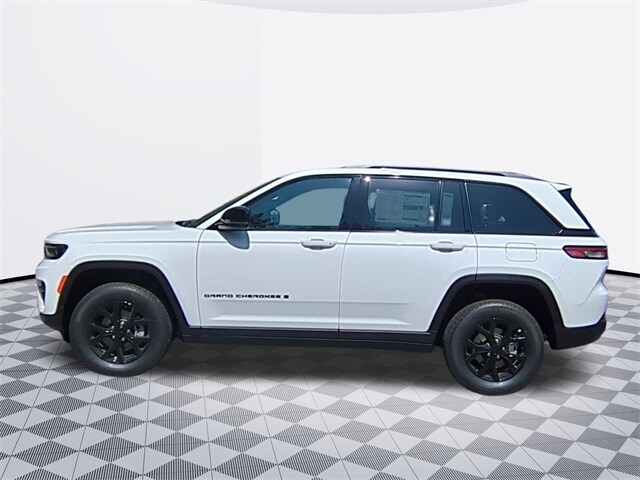 2025 Jeep Grand Cherokee Laredo photo 2