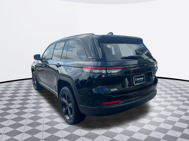 2025 Jeep Grand Cherokee Laredo photo 3