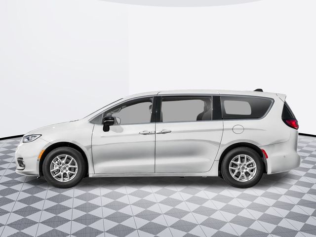 2026 Chrysler Pacifica photo 3