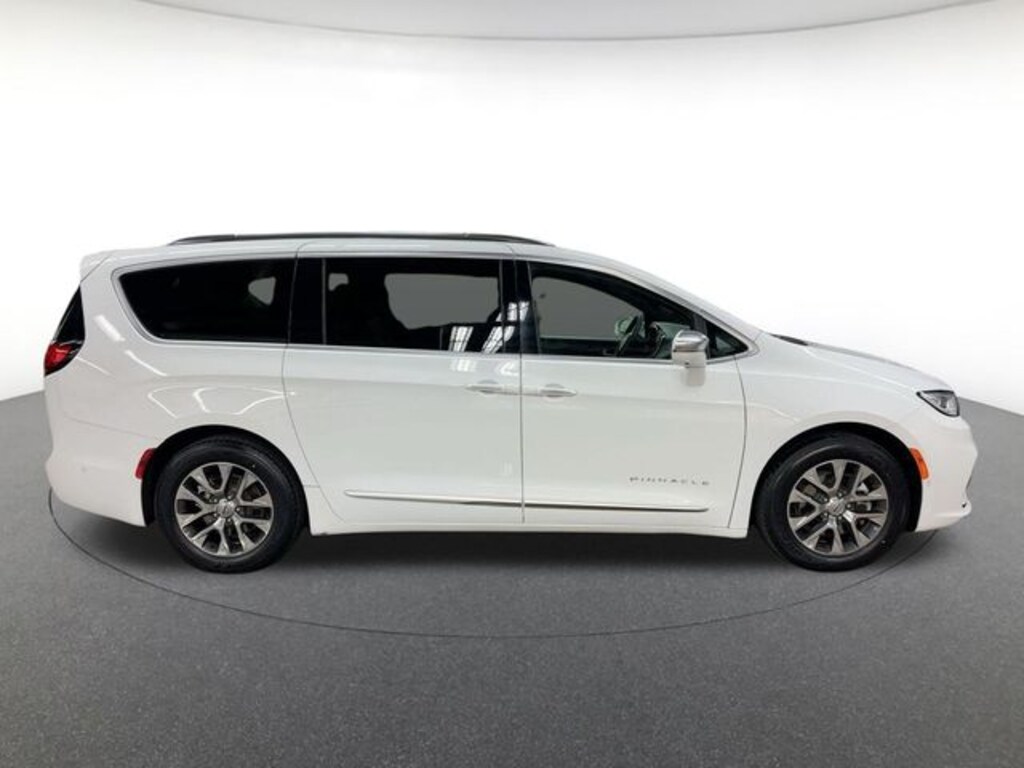 Used 2022 Chrysler Pacifica Hybrid Pinnacle Minivan/Van