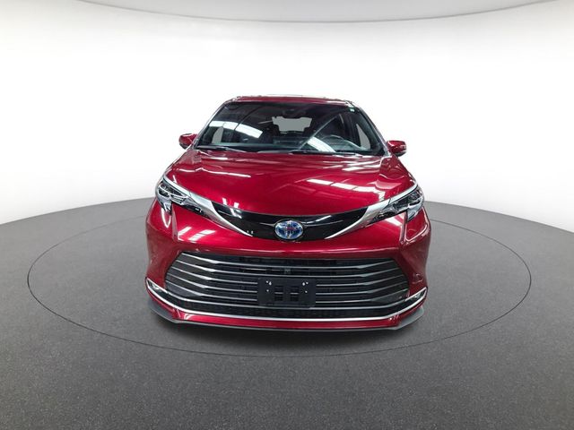 2025 Toyota Sienna Platinum photo 2
