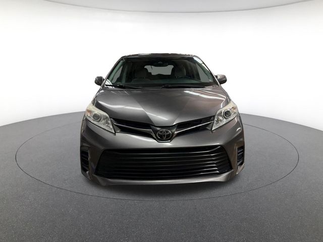 2018 Toyota Sienna LE photo 2
