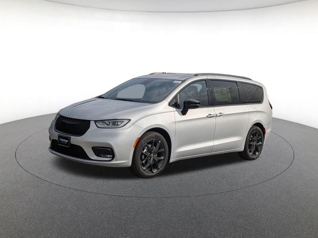 2026 Chrysler Pacifica Select's photo