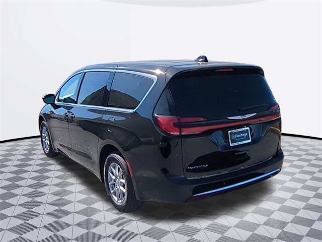 2026 Chrysler Pacifica photo 2
