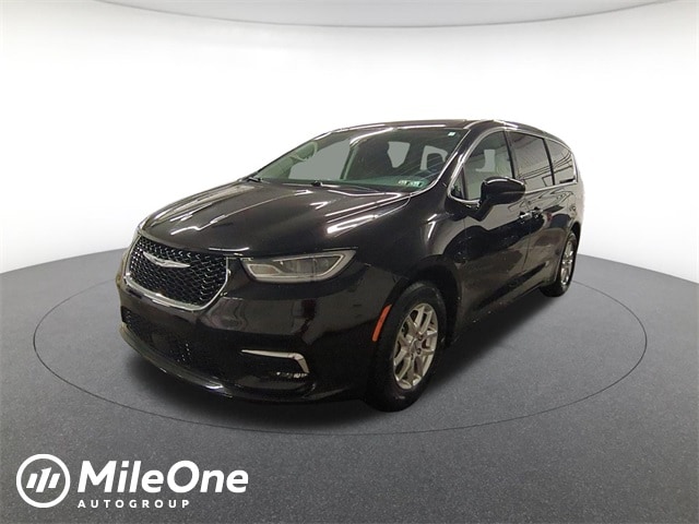 2024 Chrysler Pacifica Touring L's photo