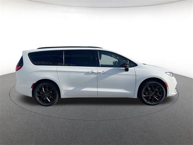 2026 Chrysler Pacifica Limited photo 3