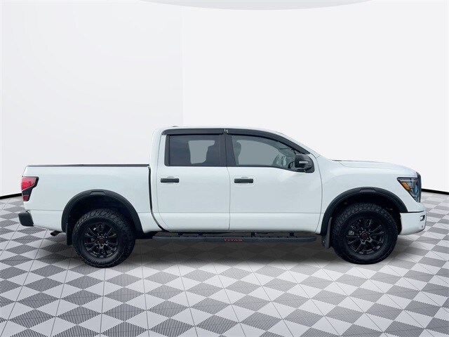 2024 Nissan Titan PRO-4X photo 4
