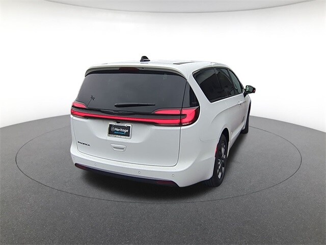 2026 Chrysler Pacifica photo 3
