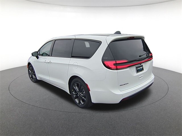 2026 Chrysler Pacifica photo 2