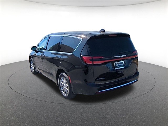 2026 Chrysler Pacifica photo 3