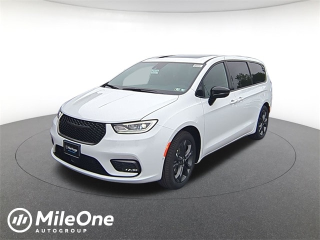 2026 Chrysler Pacifica Select's photo