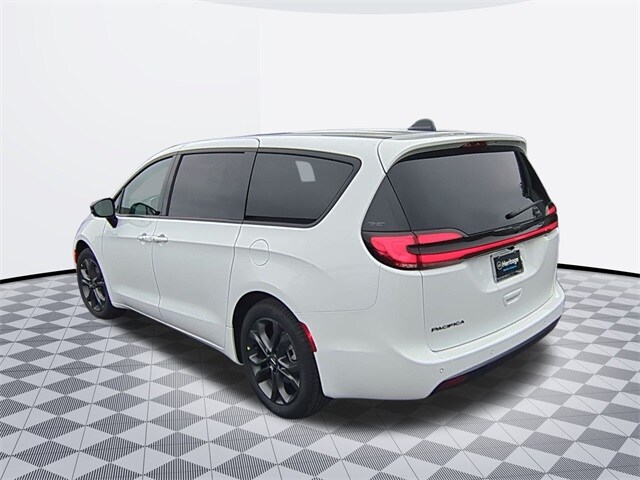 2026 Chrysler Pacifica photo 3