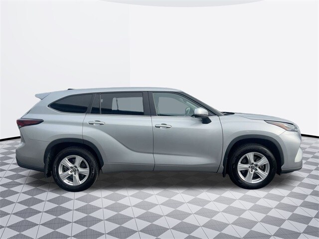 2024 Toyota Highlander LE photo 3