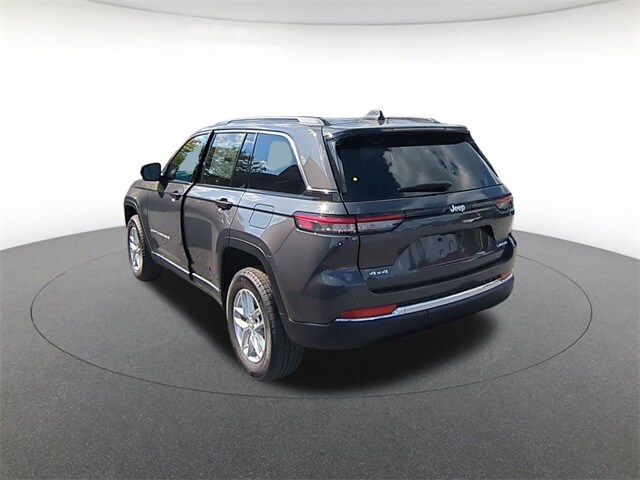 2025 Jeep Grand Cherokee Laredo Sport photo 2