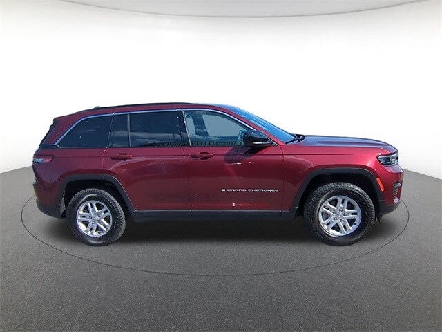 2024 Jeep Grand Cherokee Laredo photo 3