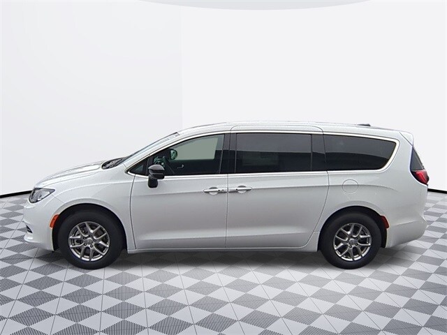 2026 Chrysler Voyager LX photo 2