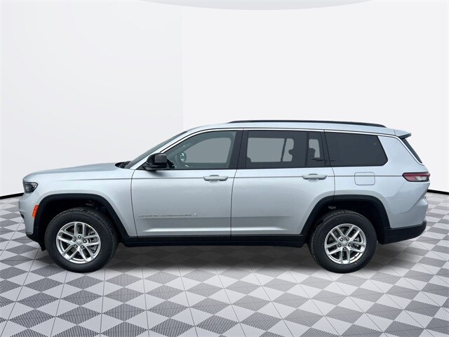 2025 Jeep Grand Cherokee Laredo photo 2