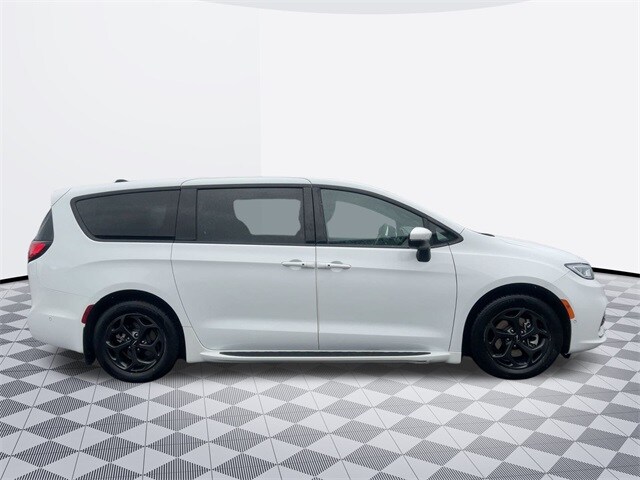 2023 Chrysler Pacifica Hybrid Touring L photo 3