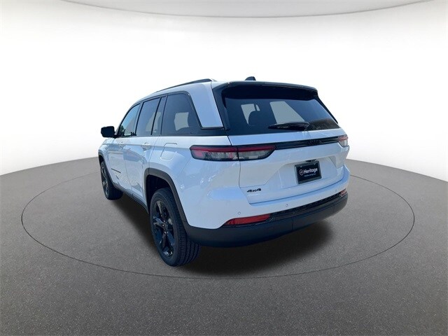 2025 Jeep Grand Cherokee Laredo photo 3