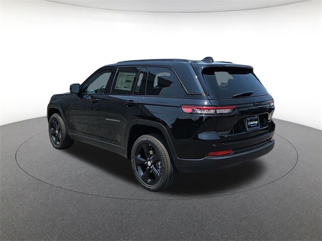 2025 Jeep Grand Cherokee Laredo photo 3