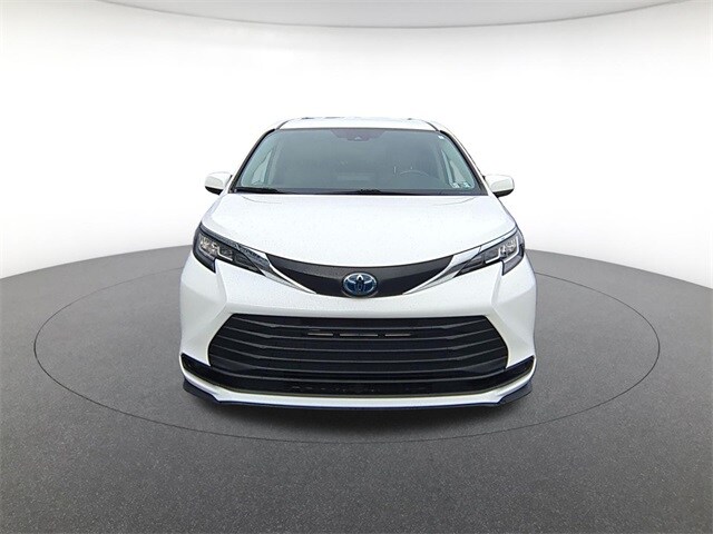 2022 Toyota Sienna LE photo 2