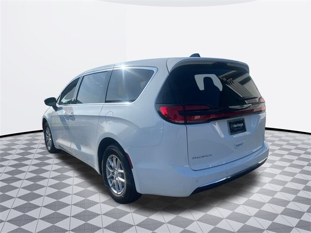 2025 Chrysler Pacifica photo 3