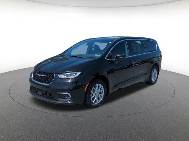 2025 Chrysler Pacifica Select's photo