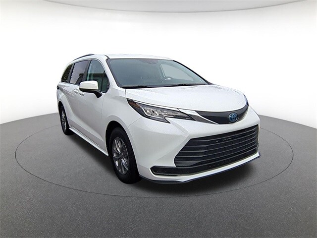 2022 Toyota Sienna LE photo 3