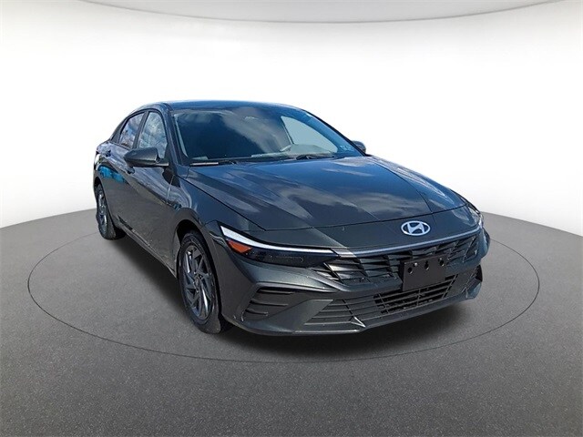 2024 Hyundai Elantra SEL photo 3