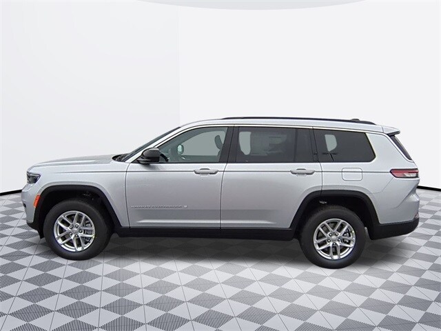 2025 Jeep Grand Cherokee Laredo Sport photo 2
