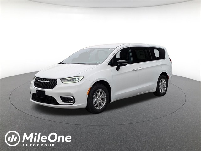 2026 Chrysler Pacifica Select's photo