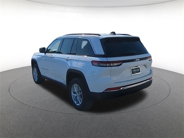 2025 Jeep Grand Cherokee Laredo photo 2