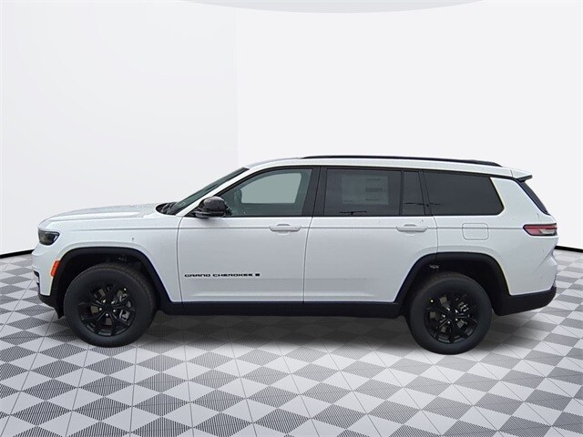 2025 Jeep Grand Cherokee Laredo photo 2