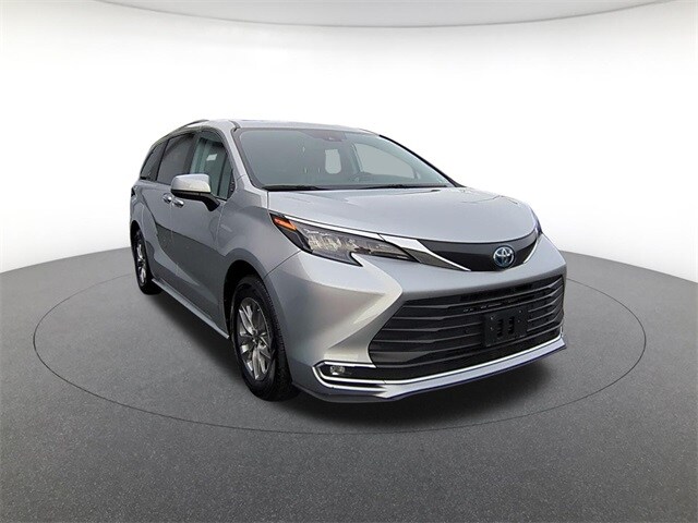2024 Toyota Sienna XLE photo 3