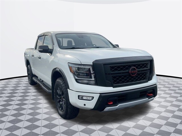 2024 Nissan Titan PRO-4X photo 3