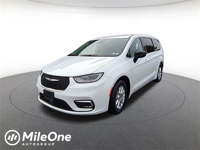 2024 Chrysler Pacifica Touring L's photo