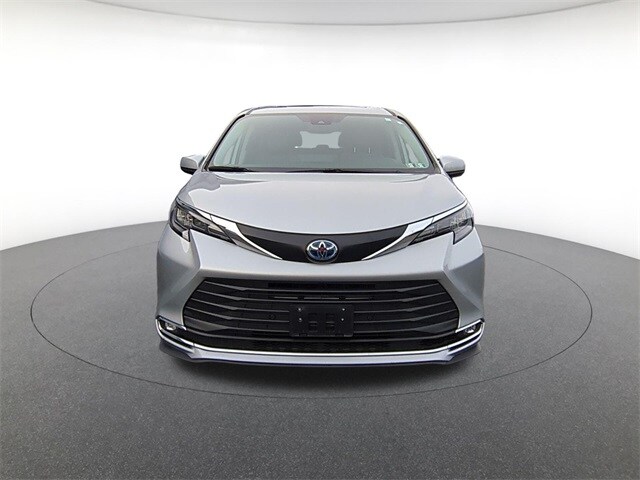 2024 Toyota Sienna XLE photo 2