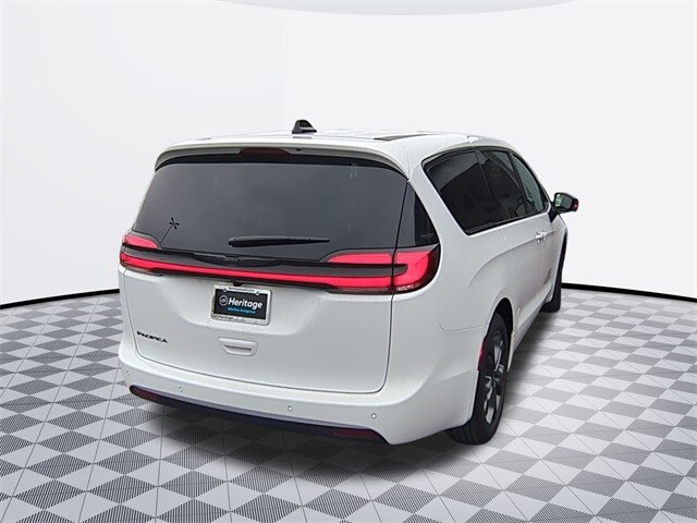 2026 Chrysler Pacifica photo 4